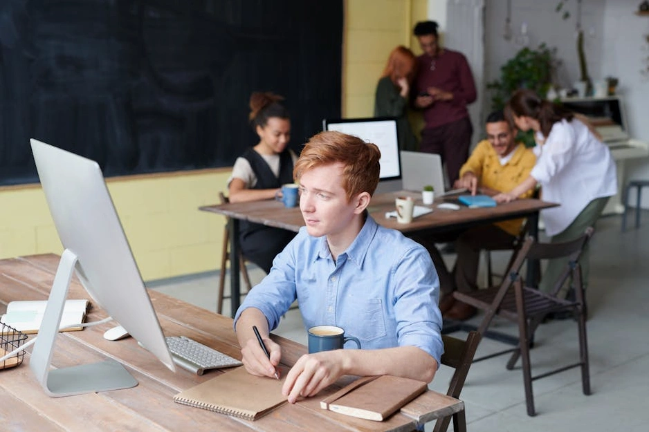 Ofiste bir proje üzerinde işbirliği yapan çeşitli bir ekip